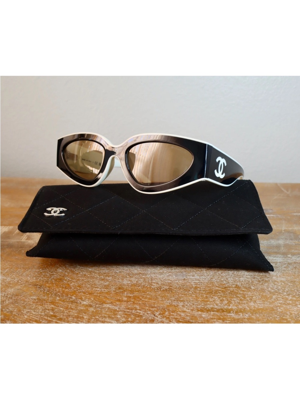 CHANEL Black and White Cat-Eye Sunglasses with Logo Temples - Picture 2 of 11